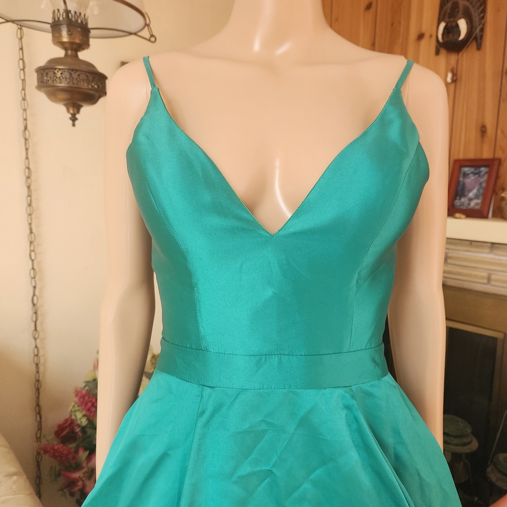Stunning JVN by Jovani Emerald Satin Ball Gown – NWT - Picture 4 of 10